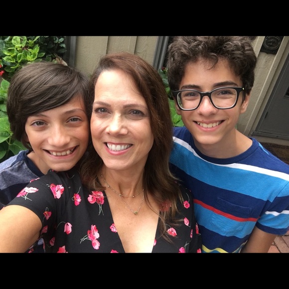 Meet your Posher, Donna 👋🏖 Mom of 6 awesome kids - Picture 2 of 7